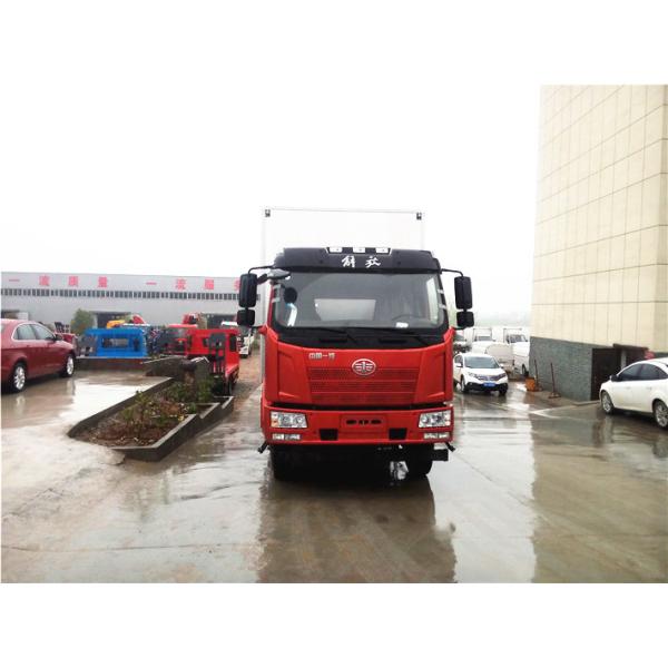 China White / Red Color 6.8m FAW 4X2 Refrigerated Truck With 5800mm Wheelbase factory