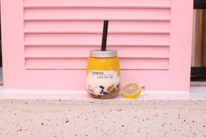 China Leak Proof Colorful Plastic Handle Milk Tea Juice Bottles factory