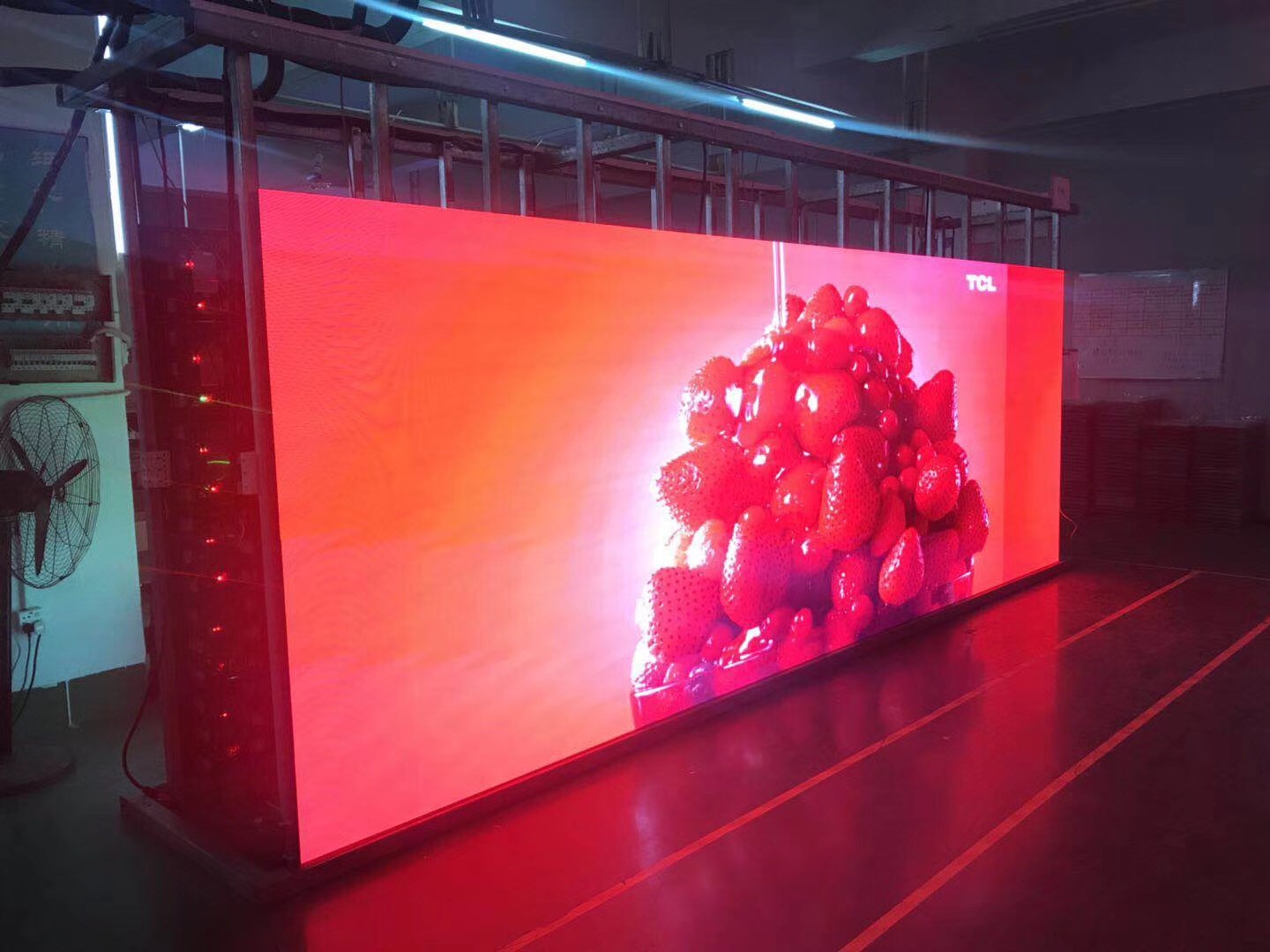 Luminous Intensity Adjustable P1.923 Indoor LED Video Screen Magnet Service 400mm*300mm Shenzhen Factory