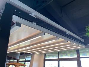 China Waterproof Retractable Outdoor Awnings Retractable Roof System 110V / 230V factory