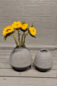 China Hand Carved Round Vintage Fiber Clay Planter With Classic Vintage Finishing factory