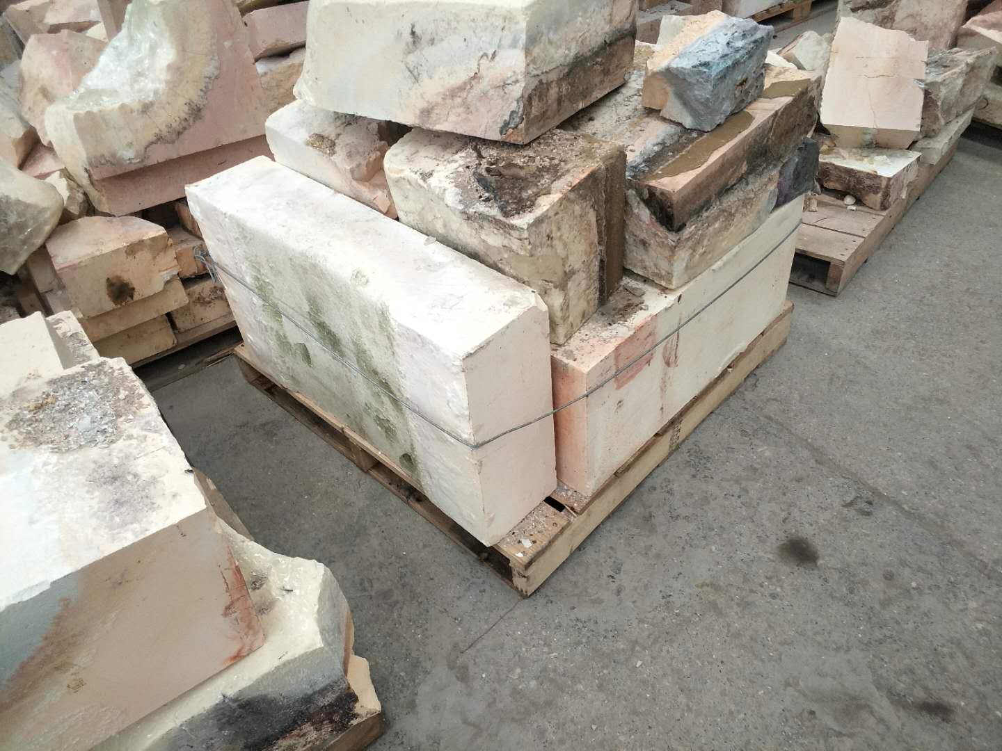 Temperature Resistance Reclaimed Zirconium Corundum Refractories for Glass Furnace