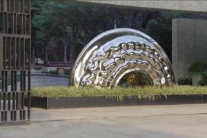 China Stainless Steel Large Outdoor Sculpture , Mirror Polished Outdoor Modern Art Statue factory