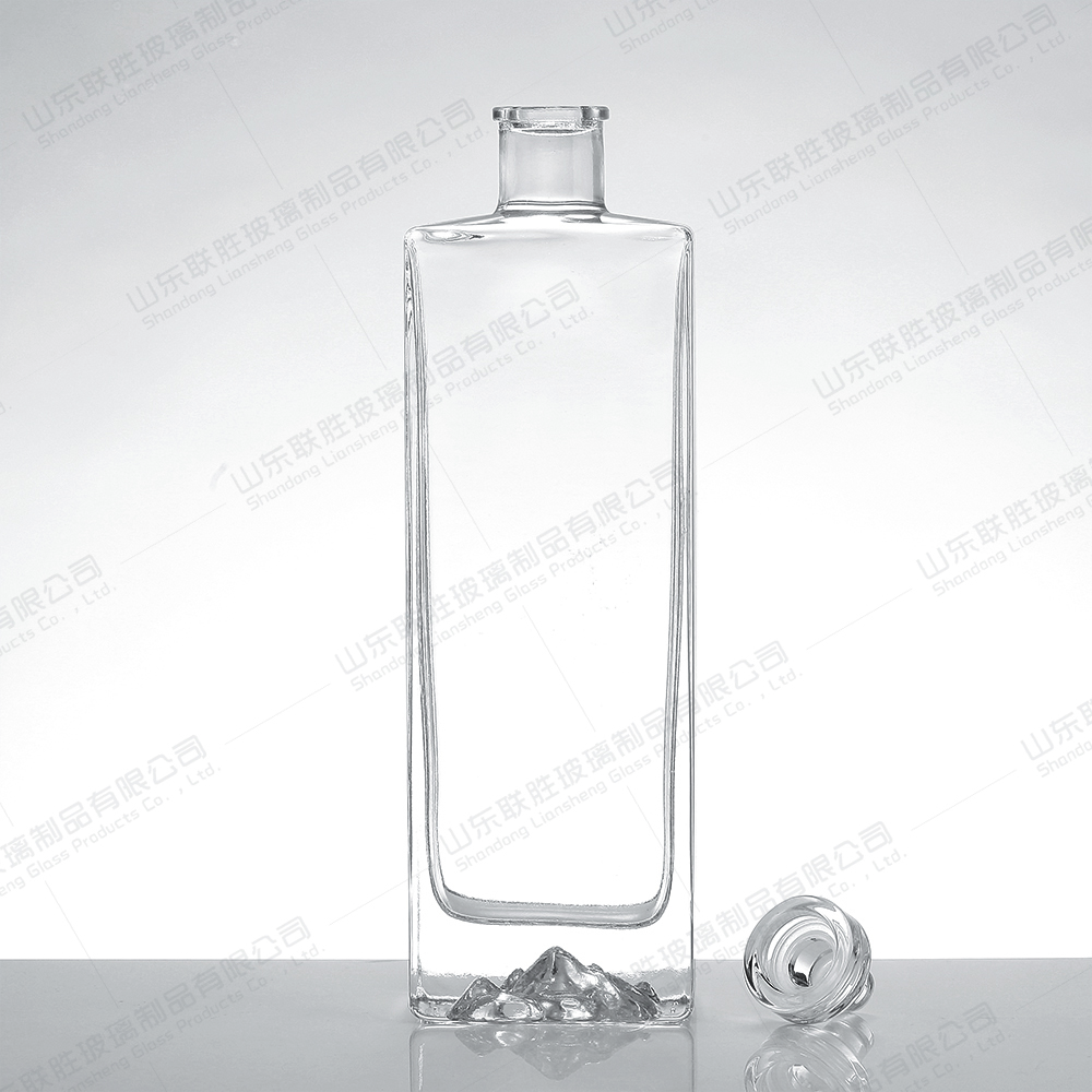 Engraved Mountain Bottom Cork 500ml Vodka Glass Bottle for Mountain Artisanal Spirits