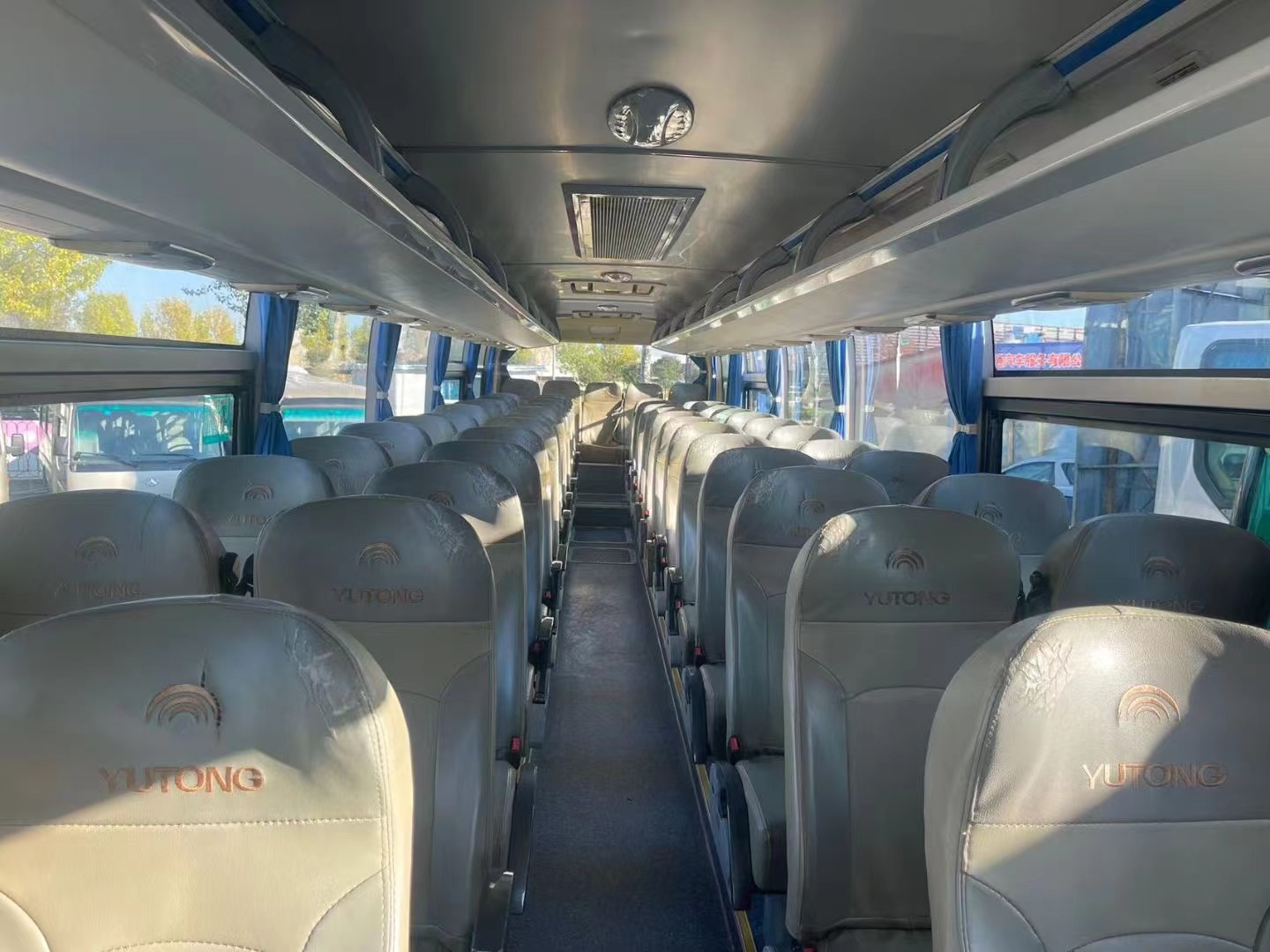 Affordable 55 Seats Second-hand Luxury Bus with Manual Transmission in Zhengzhou