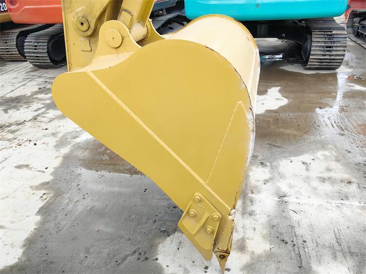 Affordable CAT320D Crawler Chain Excavator in Japan Original and Less Hours Guaranteed