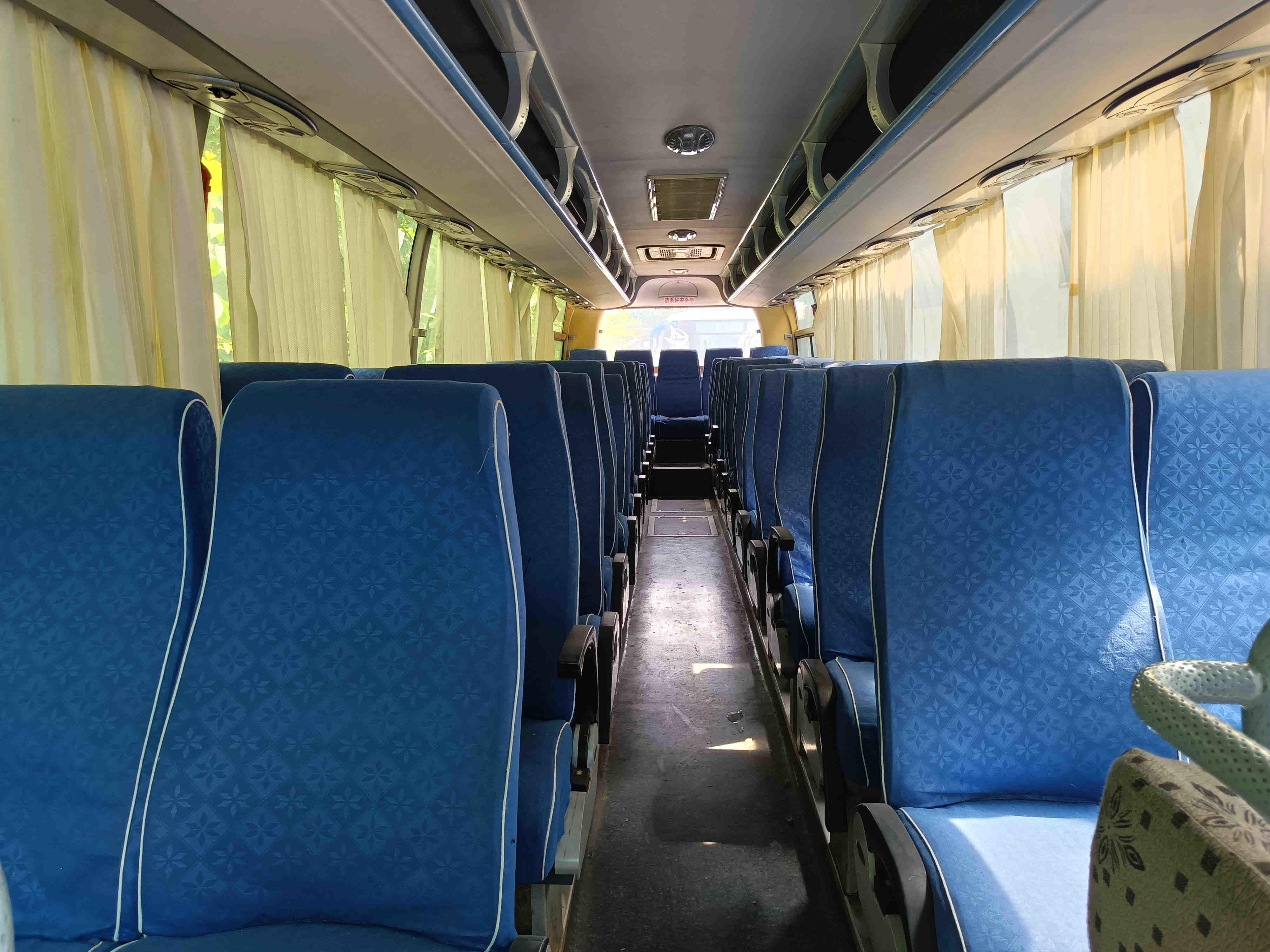 Young Tong Bus 51 Seats Golden Color Sealing Window EURO III 10.5 Meters Rear Engine Used Yutong Bus ZK6110