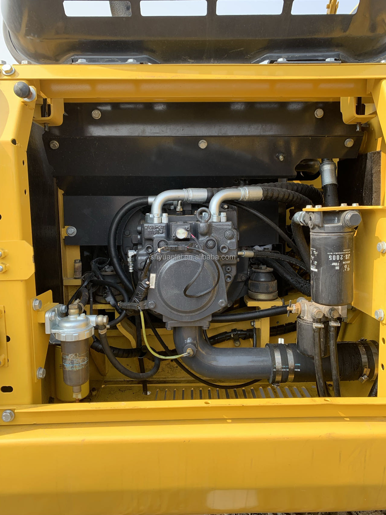 Excavating 22 tons of durable hydraulic track type PC Komatsu 220 second-hand excavator at a low price and selling well
