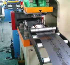 Racking Sheet Metal Roll Forming Machines Adopts Track Cutting Technology