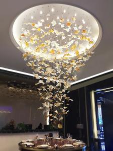 China Large Chandeliers High Ceilings Fixture Restaurant Table Handmade Murano Glass Lighting Indoor Light Maple Leaf Chandelier factory