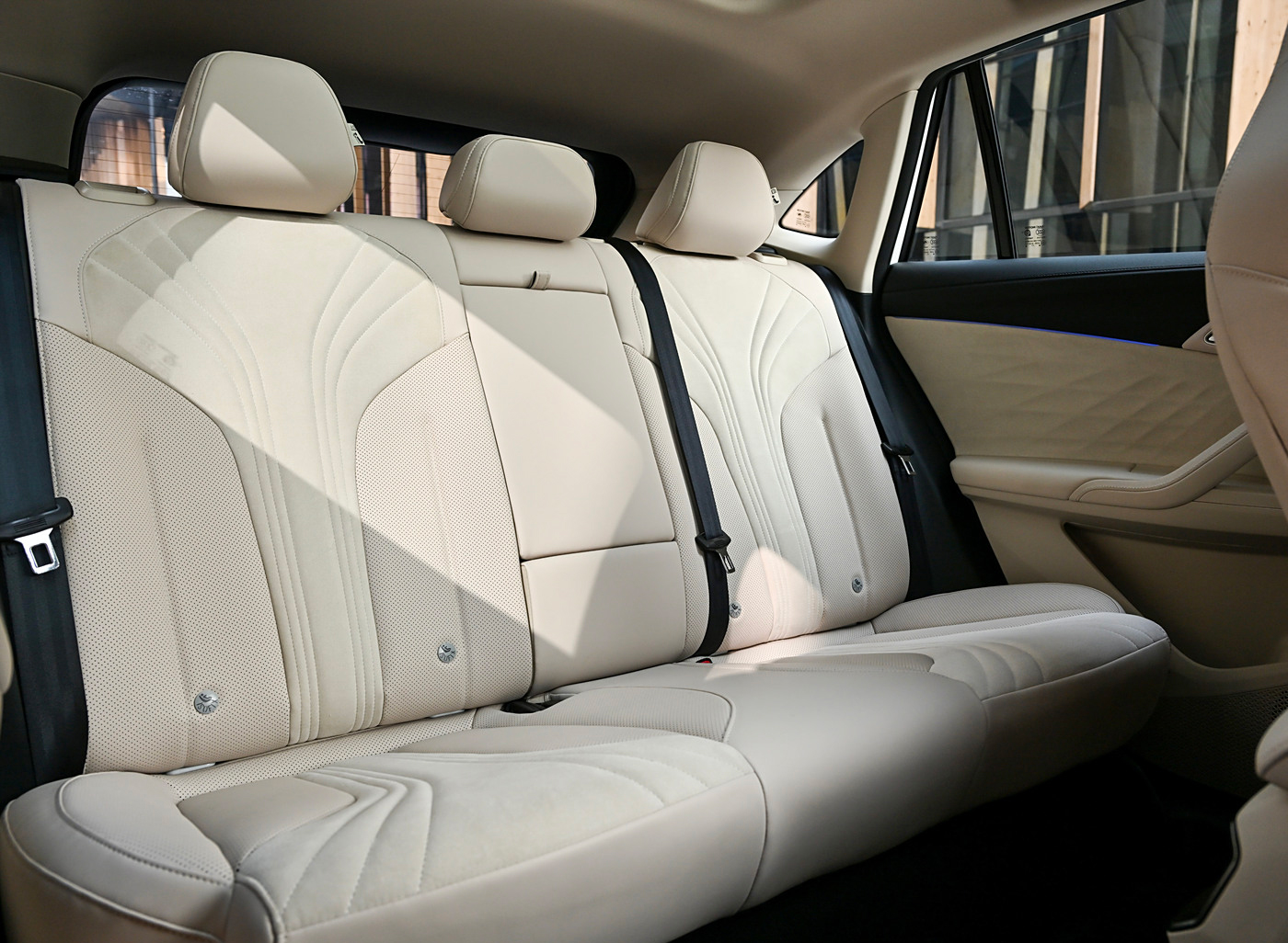 Roewe D5X 2024 135 Technology Edition Popular Plug-In Hybrid Compact SUV with 350 NM Torque and Front Wheel Drive
