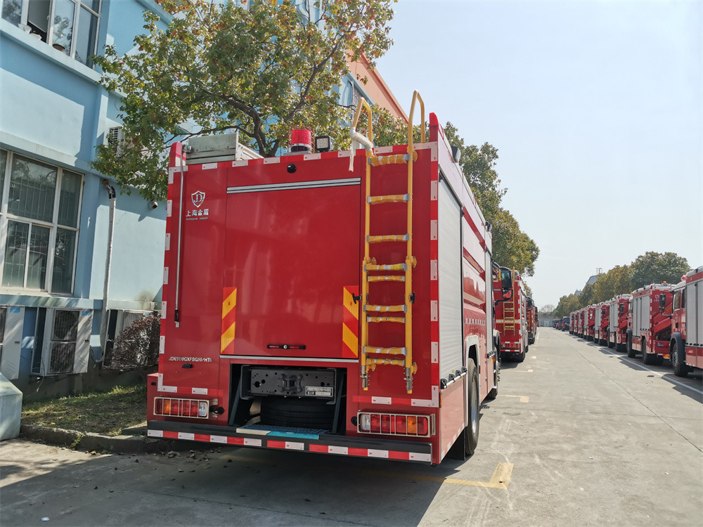 Two Row Cab 4×2 Drive Water Tanker Fire Truck With Manual Fire Monitor 60L/s
