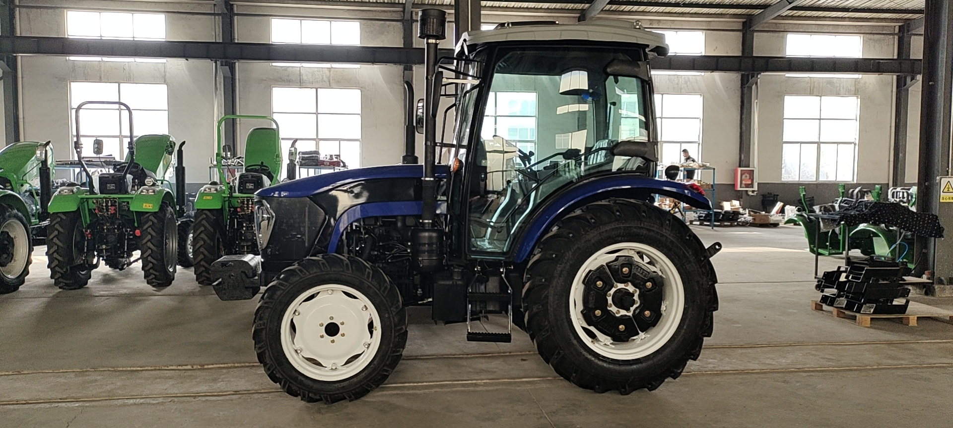 Online Support 80hp 4wd Gear Drive Tractor with Hydraulic Steering