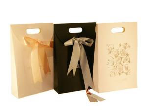 China Custom Printed Paper Gift Reusable Carrier Bags With Ribbon Closure 42cm * 28cm * 9cm factory