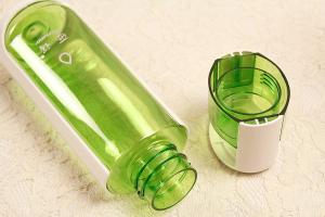 China tritan water bottle with integrated handle factory