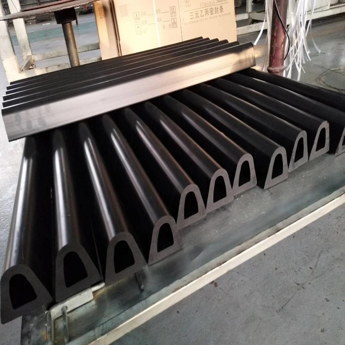 ISO/TS 16949 Certified Heavy-Duty EPDM Rubber Dock Bumper for Marinas and Boat Docks