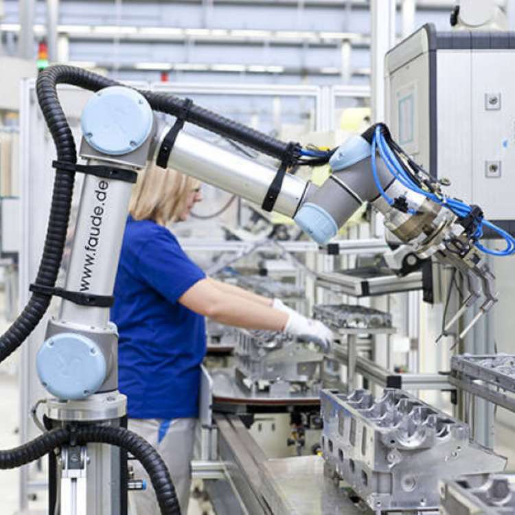 Collaborative Robot UR16e Used For Locking Screw With 6 axis industrial robotic arm As Cobot