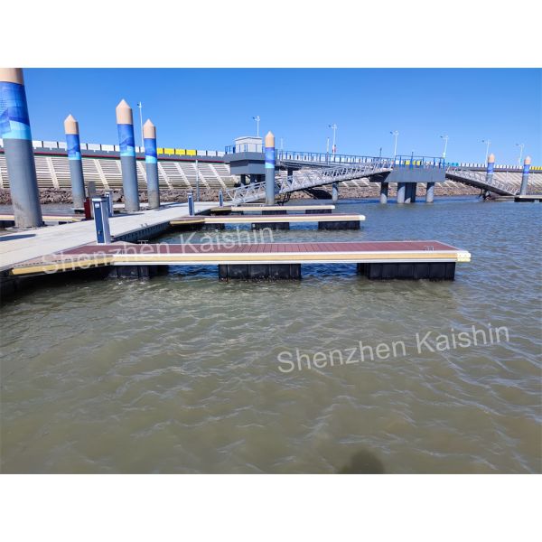 China Durable Floating Dock Bridge Marina Pontoon Walkway With Wood Decking factory