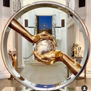 China Hand Polished Mirror Stainless Steel Guarding The Earth Sculptures factory