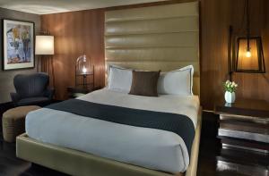 China Hotel Standard Modern design Large Bed Room Leather Upholstered Headboard Bed with Walnut Laminated Side table factory