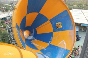 China Customized FRP Boomerang Spiral Swimming Pool Slide environmental protection factory