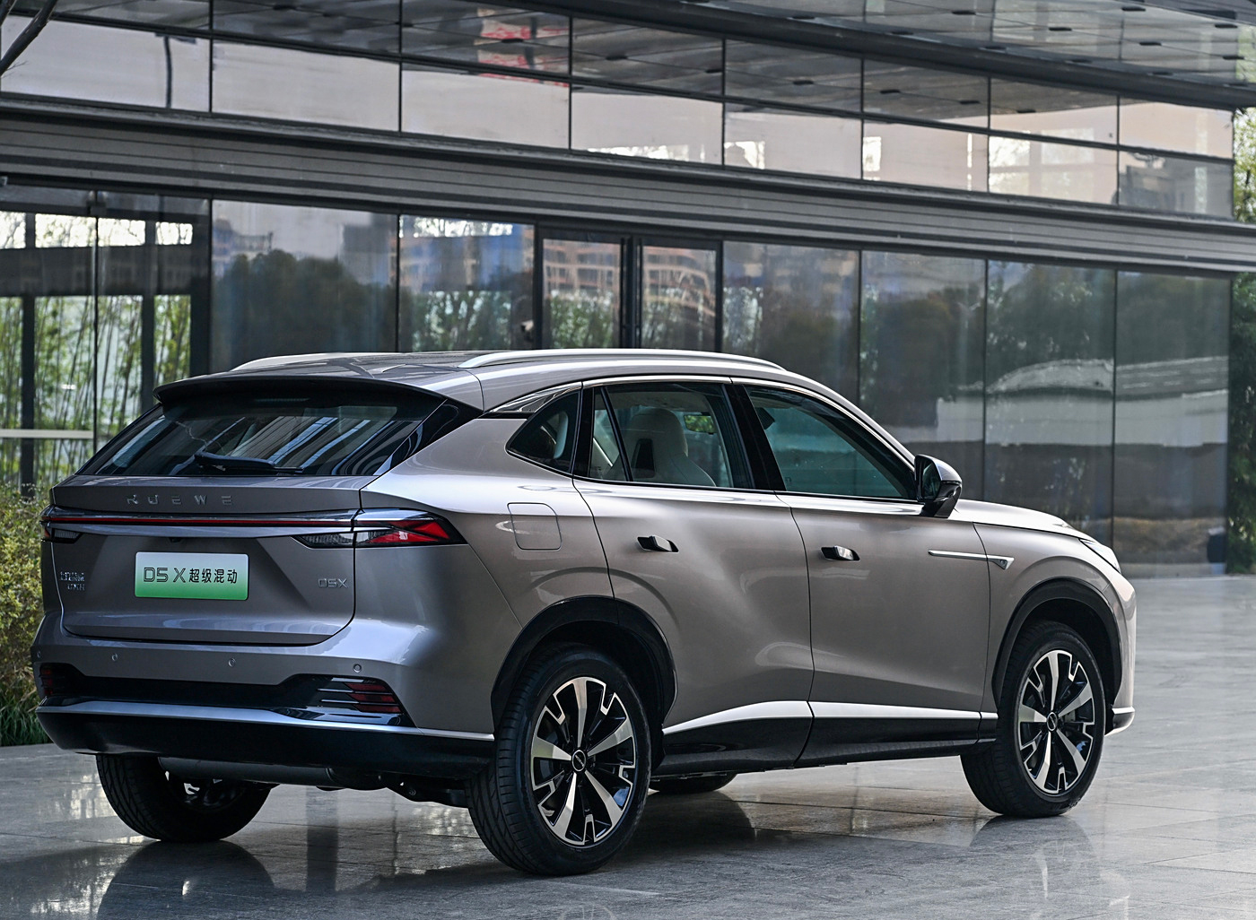 Roewe D5X 2024 135 Technology Edition Popular Plug-In Hybrid Compact SUV with 350 NM Torque and Front Wheel Drive