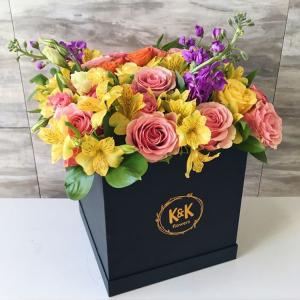 China Custom Logo Printed Luxury Rigid Cardboard Square Flower Arrangement Box factory