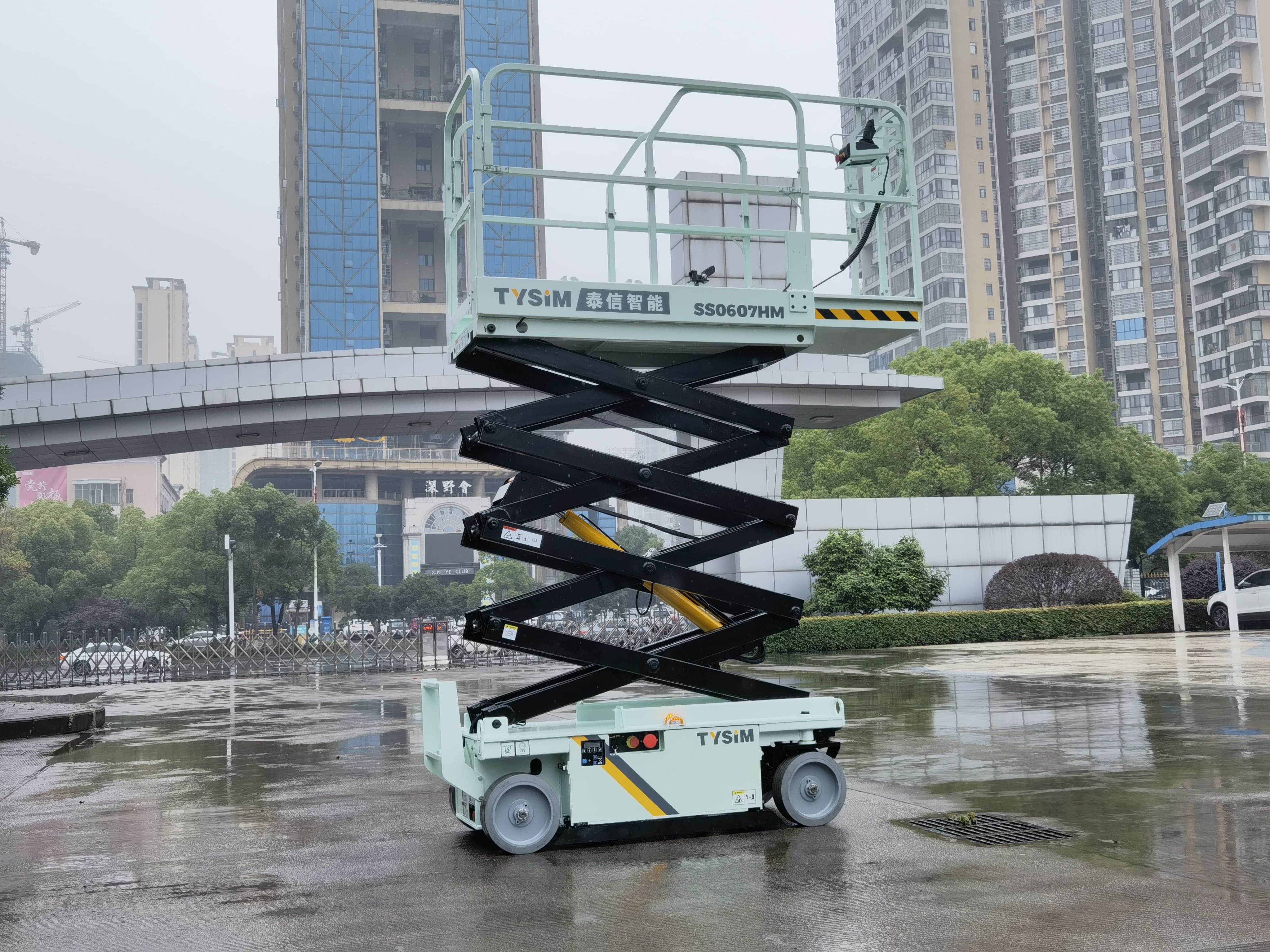 Self Propelled Hydraulic Aerial Work Platform Scissor Lift Adjustable Height
