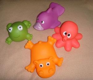 China Soft Bath Rubber Squirt Water Toy Floating Ocean Animal Shaped 10cm Width factory