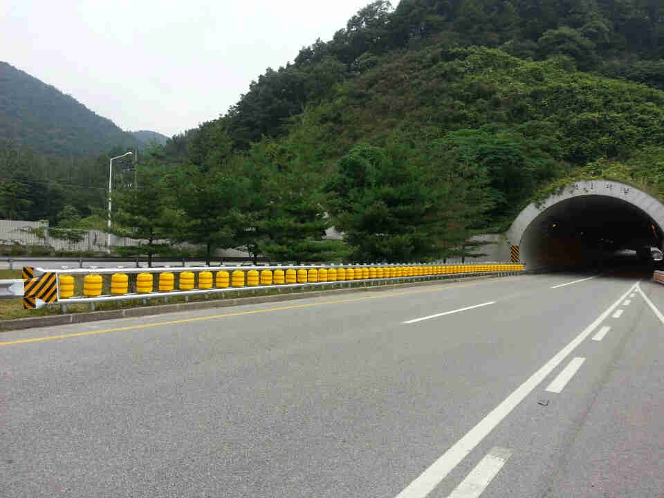 EVA Polyurethane Highway Roller Barrier with Anti corrosion Feature