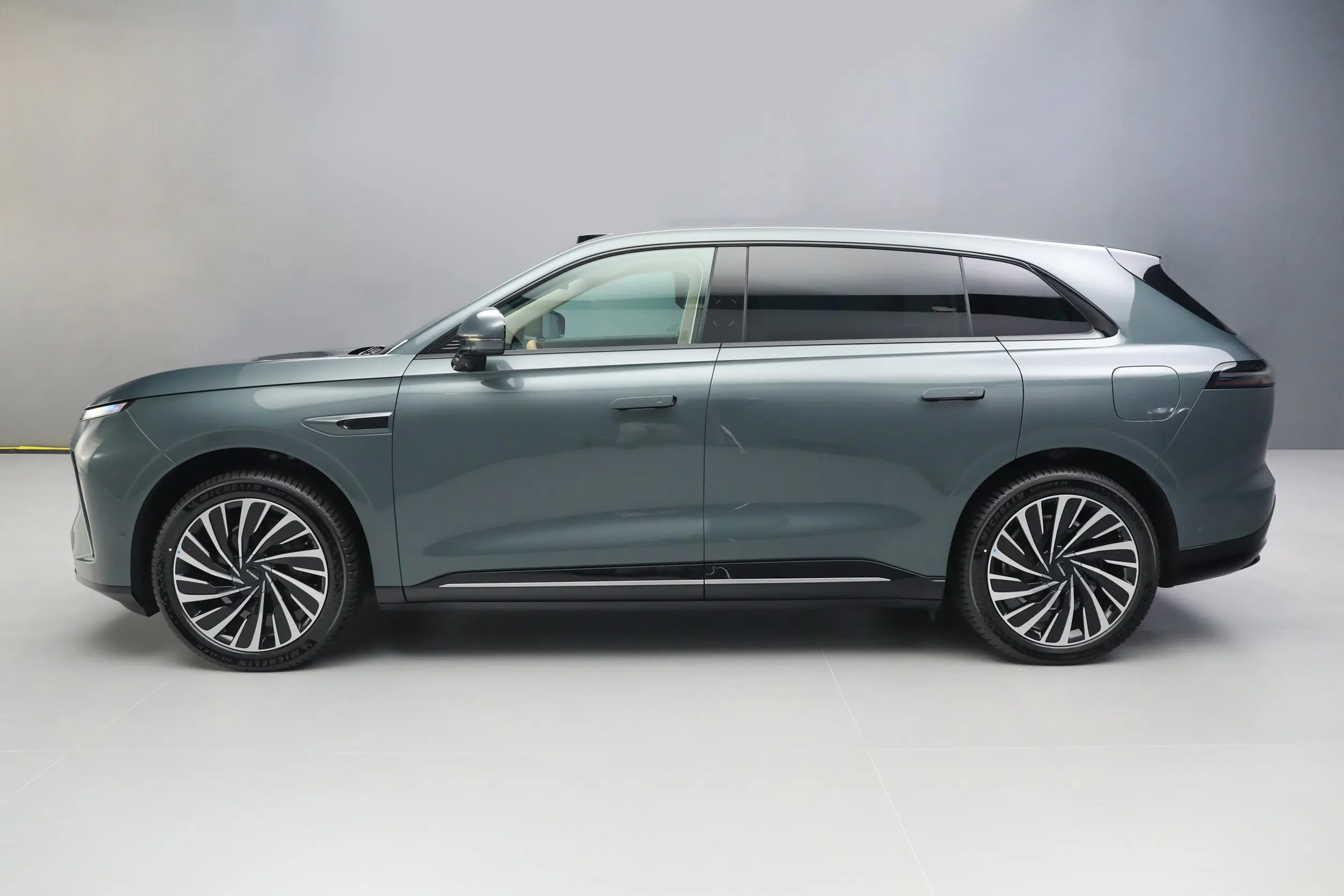 s 2024 Exeed STERRA Hybrid SUV 265hp 2000km EV Range RWD 3000mm Wheelbase The Perfect Combination of Power and Efficiency