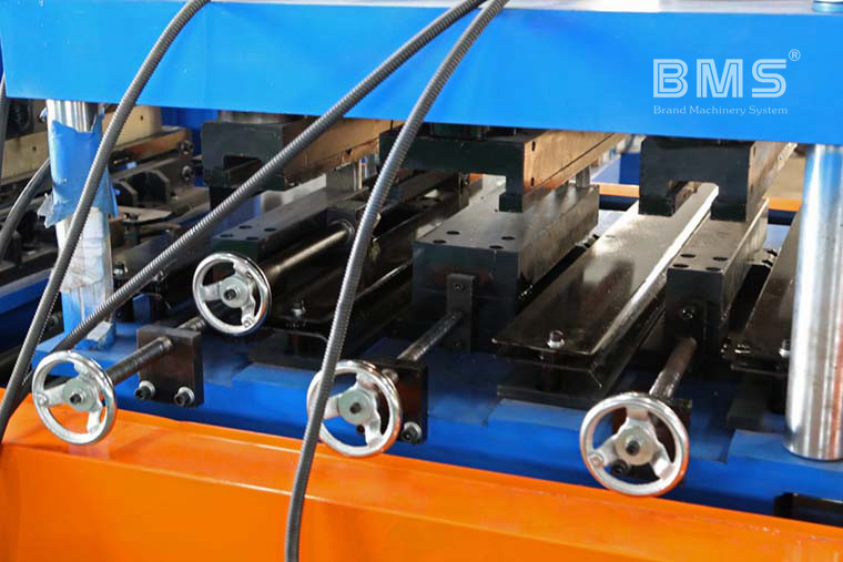 Yield Strength 550Mpa Thickness 3.5mm Purlin Roll Forming Machine