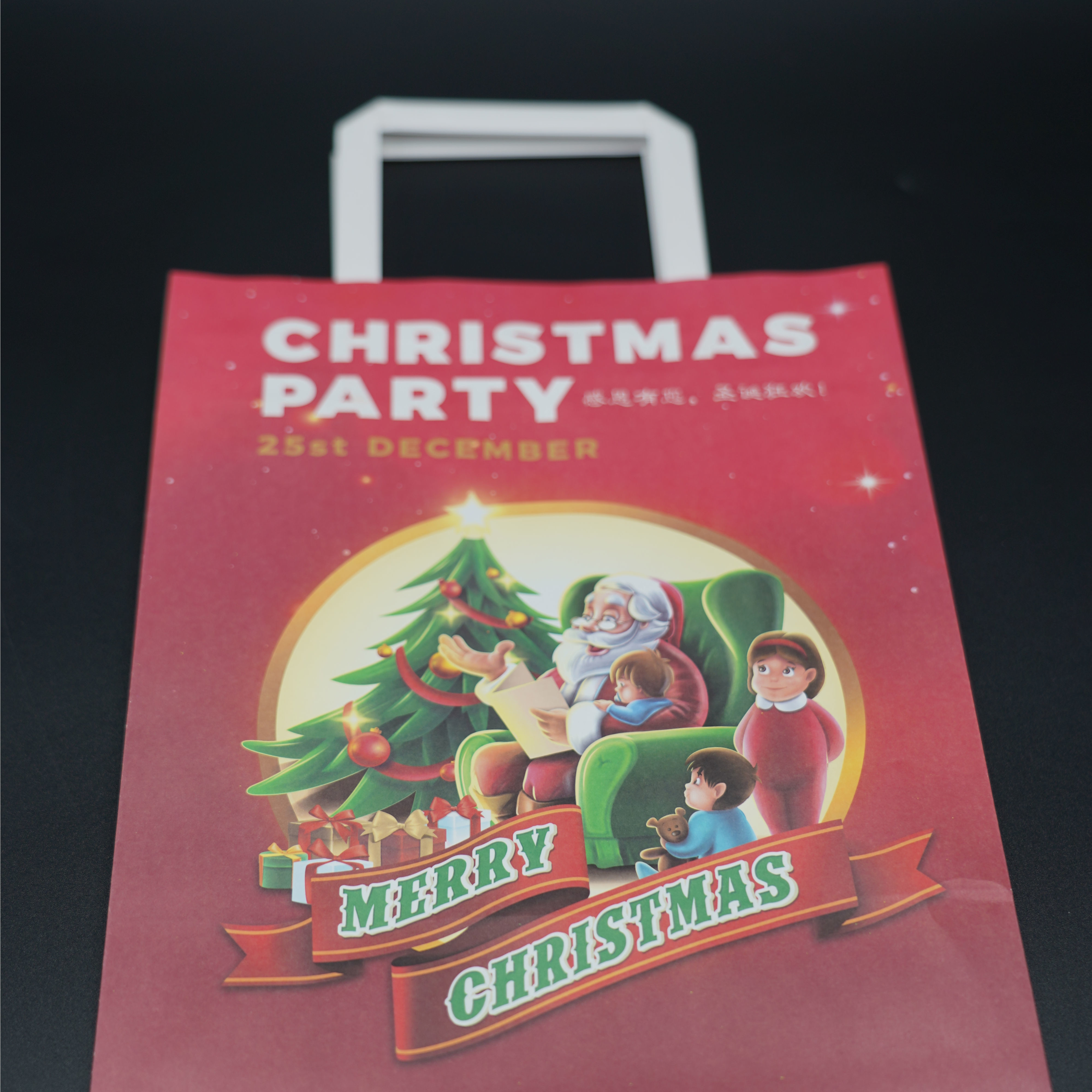 China OEM Strong Paper Carrier Bags foldable Personalized Clothing Paper Bags on sale