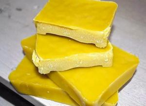 China Oxidation Resistance Light Yellow Pure Beeswax Blocks For Lipstick Hair Oil factory