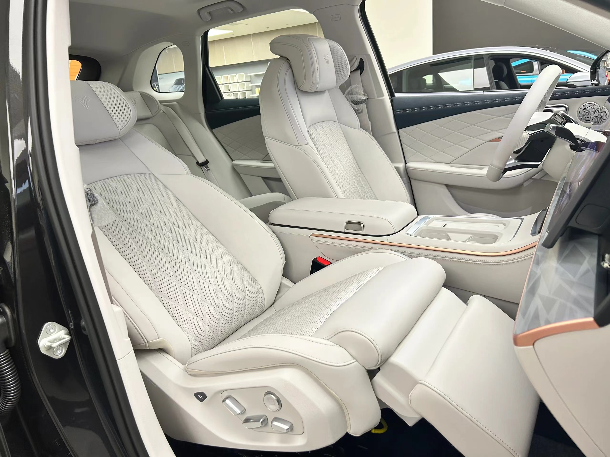 2024 Neta L High Speed Hybrid SUV Extended Range Electric Car 1300km Energy Type Red Cloth Luxury Energy Vehicles EV Car
