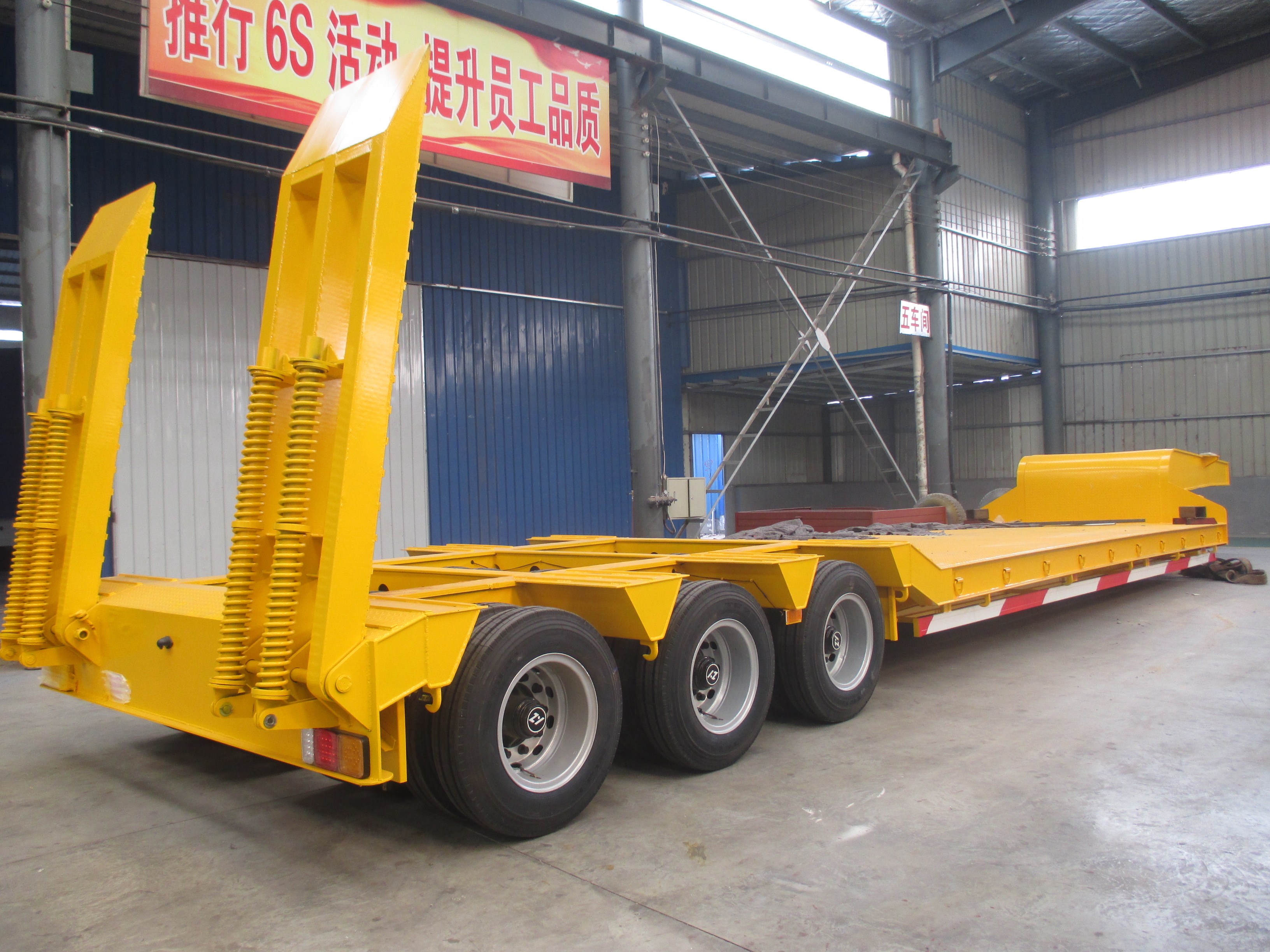 Semi-Trailer 150ton Heavy Duty 4 Line 8 Axle Low Bed Trailer with 32 Tyres and Gooseneck