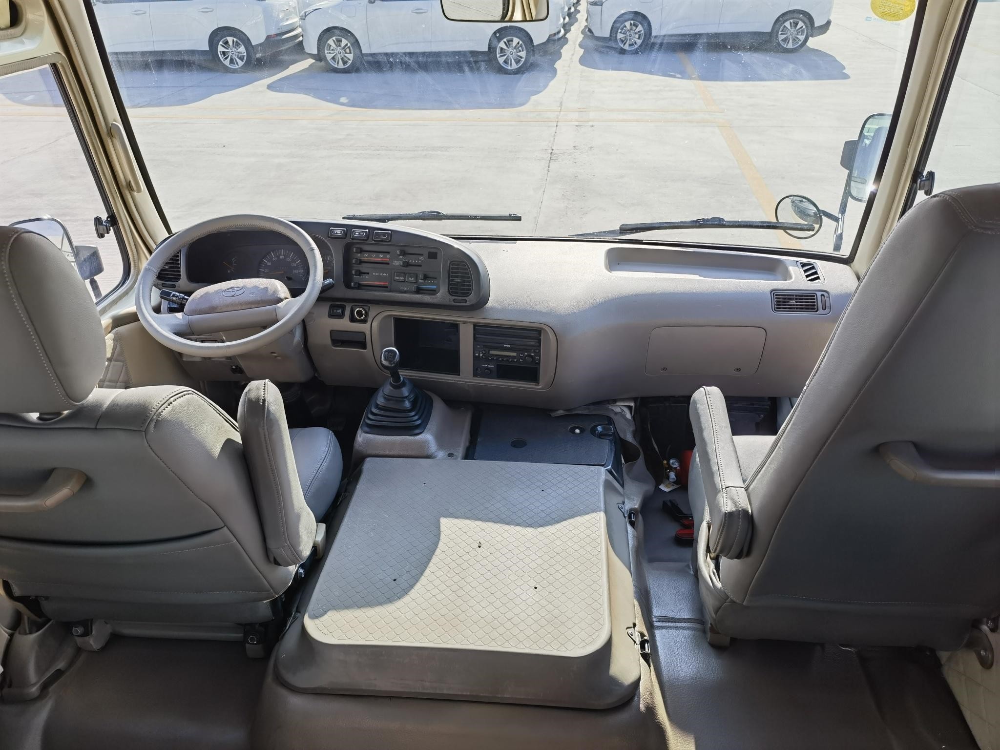 Toyota Used Japan Used Coaster Bus Manual Gear 2010 Year Luxurious With 20 Seats