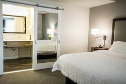 China Hotel White Painted Internal Wooden Sliding Doors 45mm Thickness factory