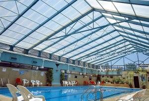 China Low Cost Large Glass Greenhouse , Backyard Greenhouse Kit Electrical Or Water Heating System factory