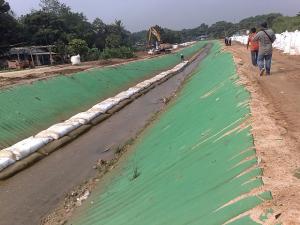 China 250gsm PP Woven / Nonwoven Geotextile Composite Sand Filled Mattress For River Bank factory