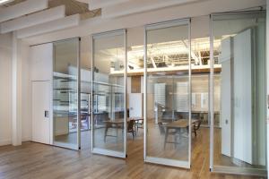 China Transparent Glass Tempered Movable Partition Walls / Folding Glass Divider factory