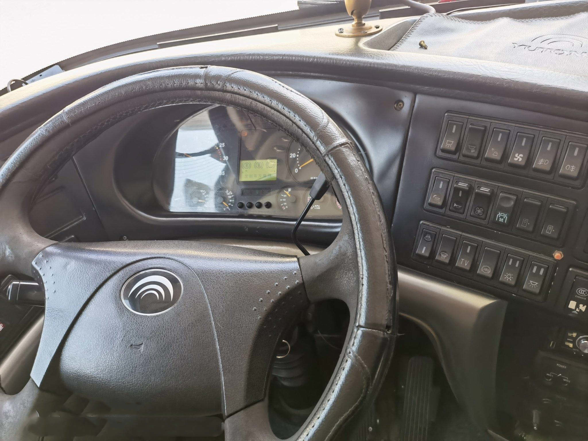 Yutong ZK6127 Used Coach Bus 53seats Two Doors Airbag Chassis Luxury Second Hand Bus