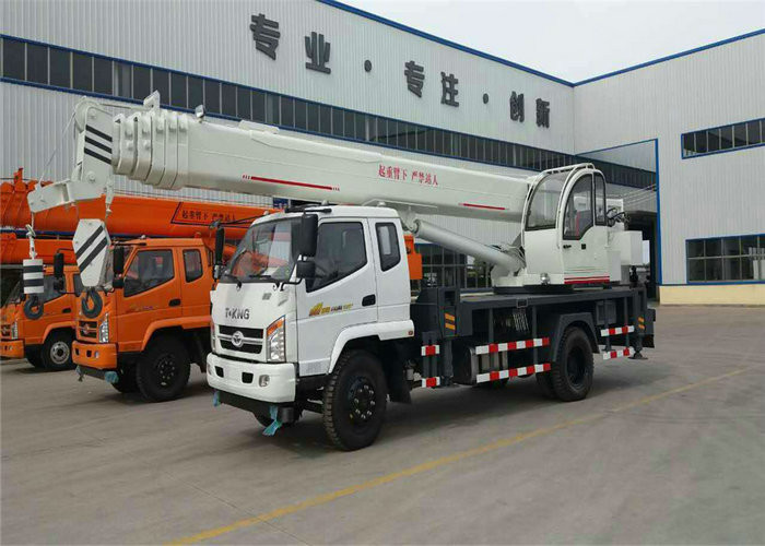 6 -8 Ton Hydraulic Truck Mounted Crane With 4 OutriggerTelescopic Boom 26M - 30M