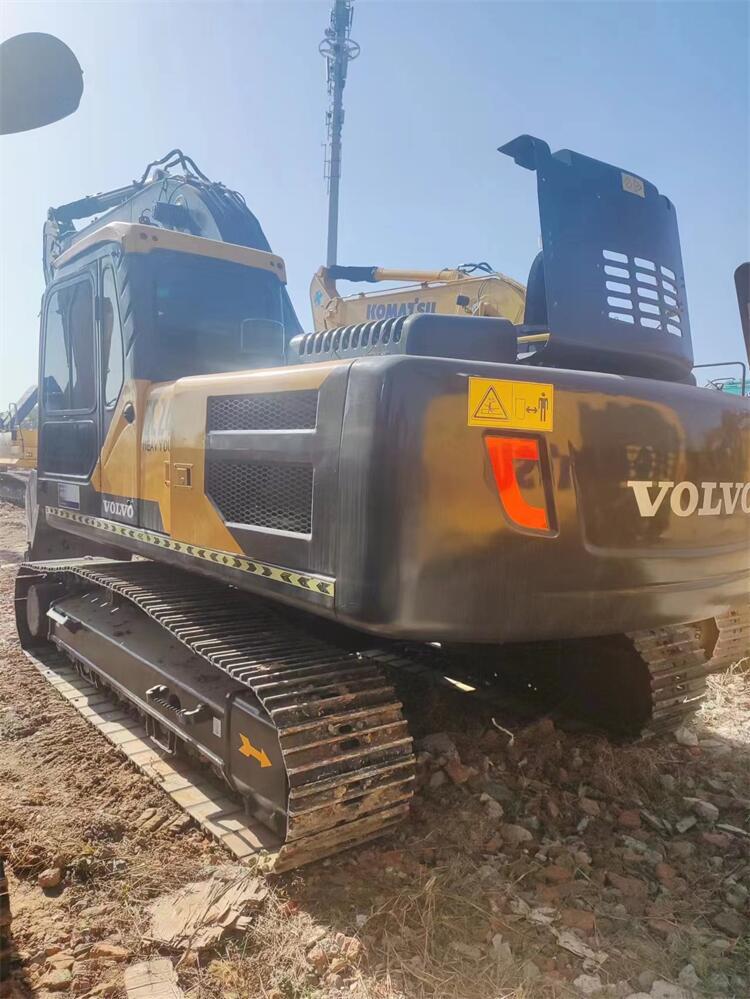 2021 Crawler Used Excavators Volvo EC240 in Korea with 1.2M³ Bucket Capacity and Year 2021