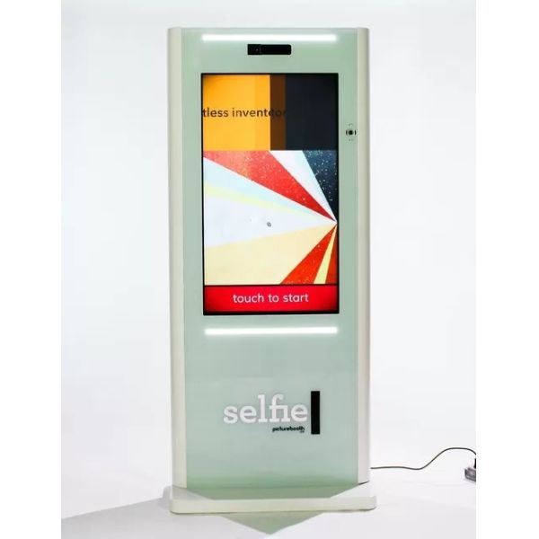 China Removable Photo Booth Kiosk 43 Inch Tempred Glass Surface Full HD LED Panel factory