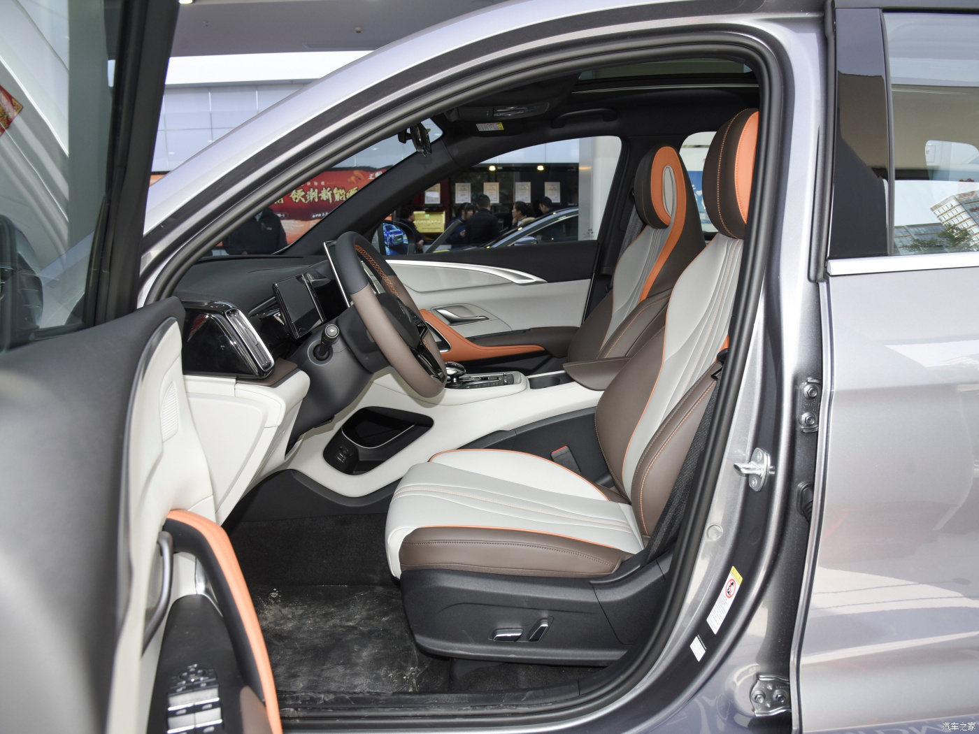 Grey Color Hybrid Sedans Luxurious Version New Energy Vehicles