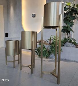 China Garden Multifunctional Stainless Steel Planter Pots Round Cylinder With Stand factory