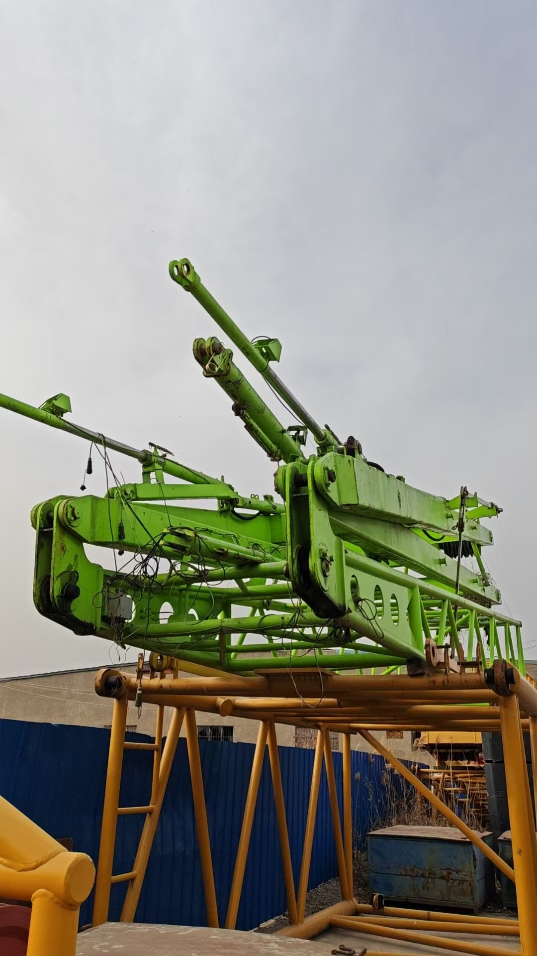 Extremely Efficient ZCC2600 260 Ton Mobile Hydraulic Crawler Crane Heavy Lifting Equipment