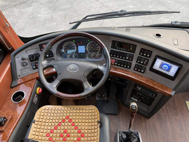 Second Hand Used Yutong Commuter Bus Passenger Transportation 46 Seats 16000kg