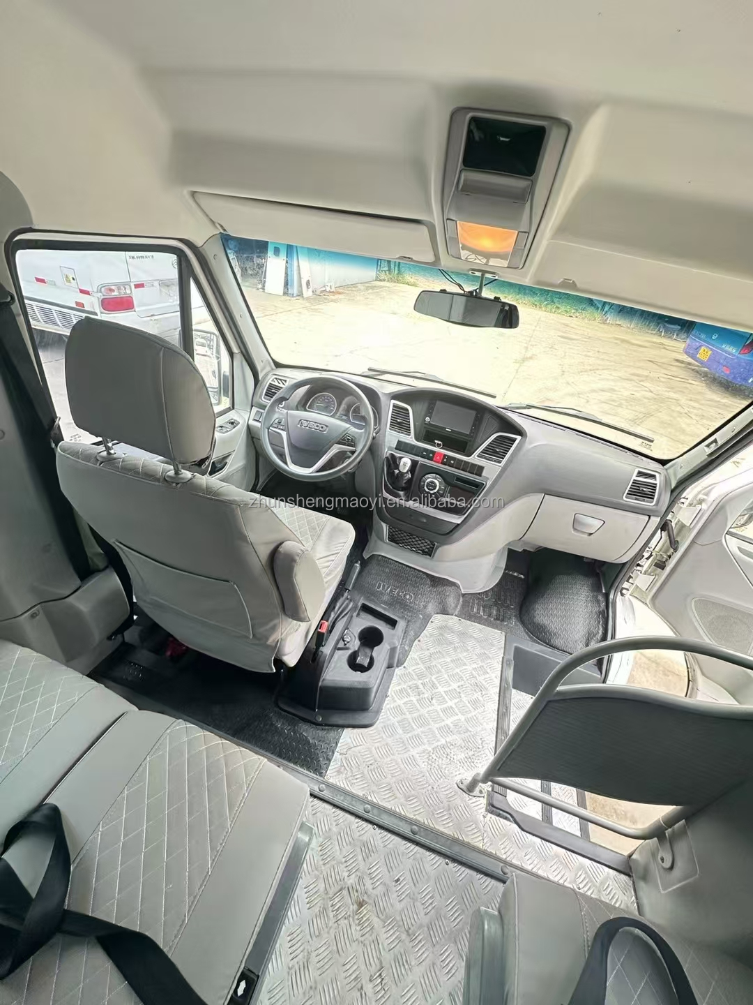 6-8L Engine Capacity Used Passenger Van for Touring Euro 4 Emission Standard